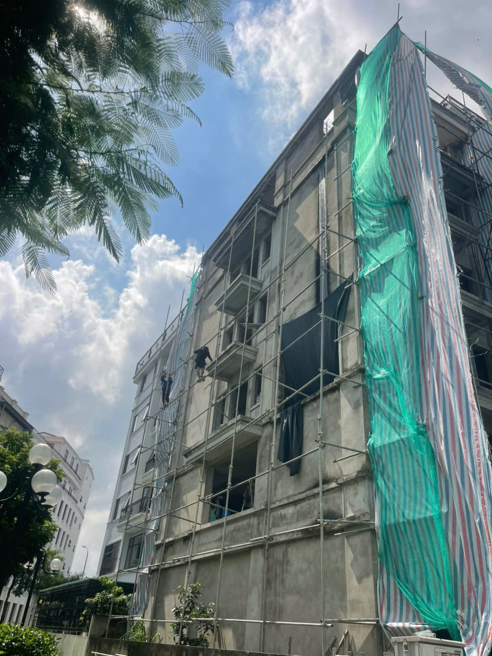 Lắp dựng giàn giáo bao che